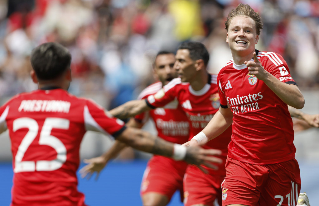 Andreas Šjelderup slavi gol za Benfiku