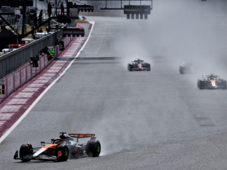 (VIDEO) Formula 1: Kiša remeti trku u Silverstonu, vozilo bezbednosti sve češće na stazi