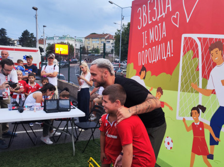 (FOTO/VIDEO) Arnautović izdvojio vreme za "fotkanje" sa najmlađima