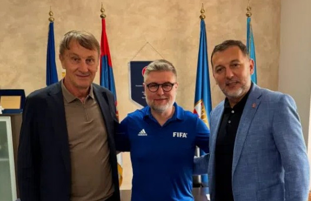 Branko Radujko i Ranko Stojić, funkcioneri FSS, u društvu Mariana Paharsa iz FIFA