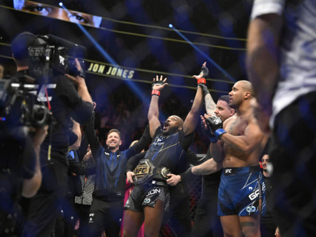 (VIDEO) Helvani šokirao MMA javnost: Džouns dobio svojih 30 miliona, od starta nas je zavlačio!