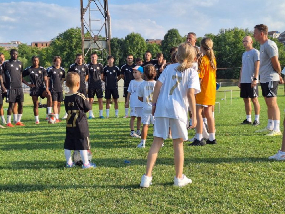 Milan Lešnjak sa decom igrača na treningu