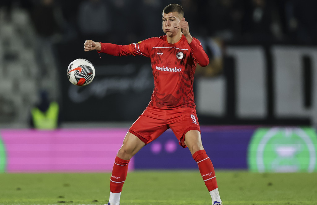 Miloš Jović je parafirao ugovor sa Lećeom