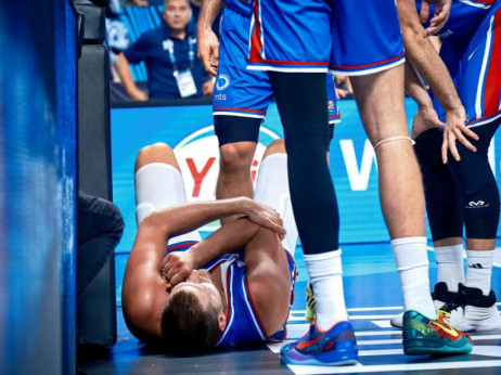 (VIDEO) Zamalo još jedan peh za Srbiju: Jokić udario u konstrukciju koša i povredio lakat