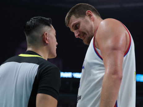 (VIDEO) Nikola Jokić "poludeo" zbog odluke sudije iz Japana: Umesto faula tehnička greška!
