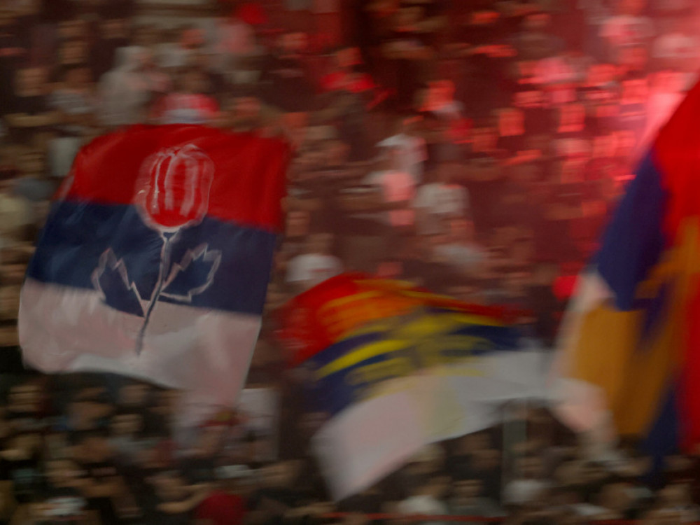 Navijači Srbije, sa razvijenim zastavama, na jednom od ranijih mečeva