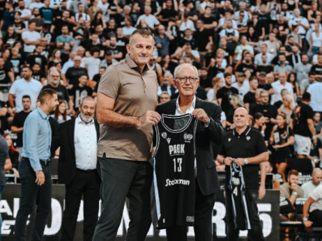 (FOTO/VIDEO) Sjajna atmosfera na Tašu uz pesmu i bakljade: Partizan ugostio bratski PAOK!